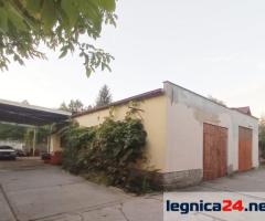 Dom w Legnicy z budynkami warsztatowymi i gospodarczymi